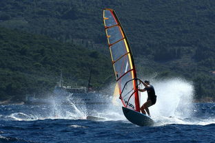 AYX SPORTS-世界青少年横渡海峡挑战赛掀起全民关注，勇气席卷海洋，横渡 海峡