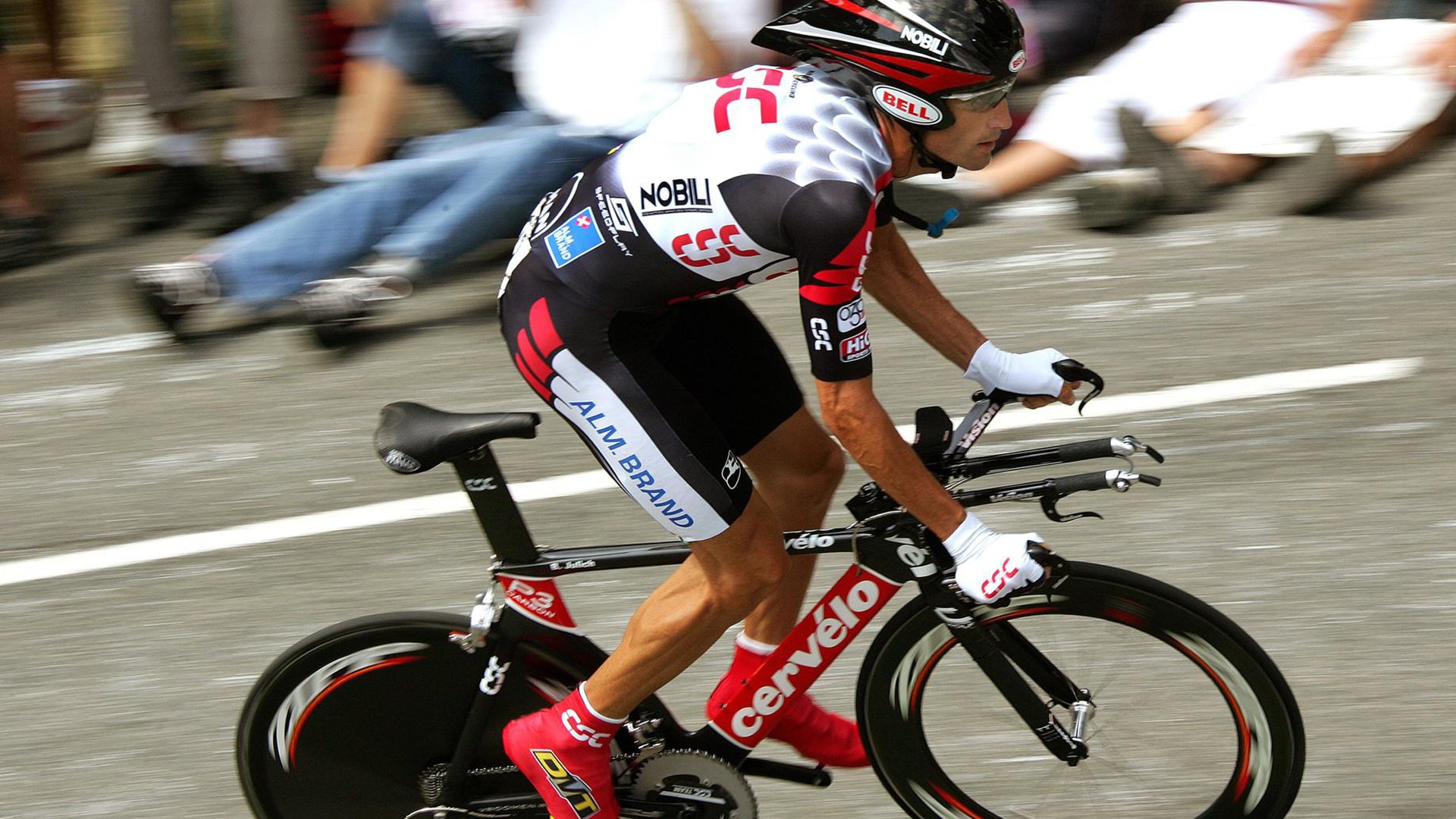 爱游戏平台-雷霆发布球迷专属月刊内容丰富图文并茂，雷霆球迷很热情